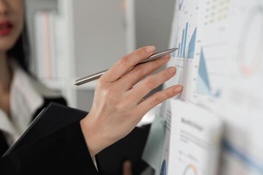 contador analizando financiero datos en un pared cuadro, enfatizando llave métrica y perspectivas. foto