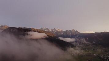 ein Aussicht von das Berge von über mit Wolken video
