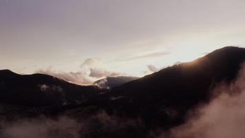 ein Aussicht von das Berge und Wolken von über video