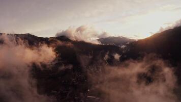 ein Aussicht von das Berge und Wolken von über video