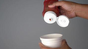 How to easily pour ketchup into a bowl without mess video