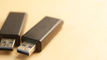 Storing and transferring files using USB flash drives video