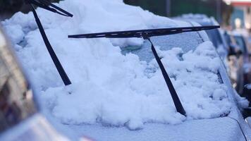 Tips for clearing snow from car windshields during winter storms video
