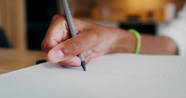 ein Person ist Schreiben auf ein Notizbuch mit ein Stift video