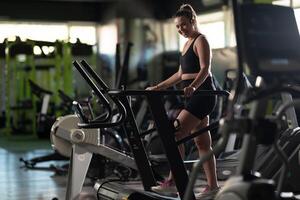 Woman Running on Treadmill in Gym.A fit woman wearing a purple sports outfit is running on a treadmill in a gym. She has a focused yet relaxed expression, with gym equipment and a warm light in the photo