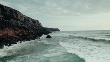 A view of the ocean from above video