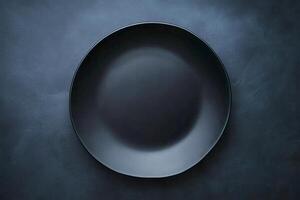 vacío negro plato en oscuro antecedentes mesa ajuste para minimalista cena foto