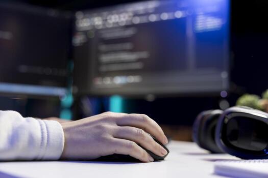 atención en la seguridad cibernética experto utilizando computadora ratón a Mira para empresa seguridad vulnerabilidades. cerca arriba Disparo de programador instalando fortificado código en ordenador personal a evitar ciber ataques foto