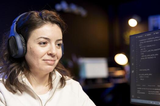 sonriente la seguridad cibernética experto escuchando música satisfecho después hallazgo seguridad vulnerabilidades. alegre desarrollador vistiendo auriculares satisfecho con instalado fortificado código prevenir Ataques ciberneticos foto