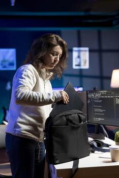 computadora científico llegando en oficina, Listo a diseño y desarrollar software aplicaciones en ordenador portátil. eso profesional comenzando trabajo cambio, desempacar computadora portátil, implementar y mantener empresa sistemas foto