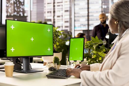 hembra empleado completando negocio operaciones y Tareas siguiente a croma llave, redes a garantizar éxito. oficina trabajador asegurando proyecto instrucciones para desarrollo, infografía. foto