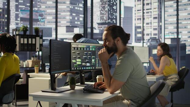 desarrollador trabajando con artificial inteligencia máquina aprendizaje tecnología, mejorando empresa sistemas eso experto en oficina enfocado en transformando datos dentro profético modelos, cámara si foto