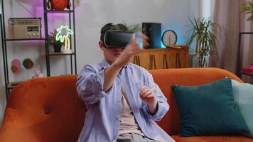 uomo utilizzando virtuale la realtà futuristico tecnologia cuffia per giocare simulazione 3d gioco a casa video