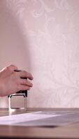 une la personne est en utilisant une stamper à faire une pochoir video