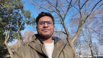 Exploring the park while vlogging on a sunny winter day video