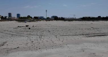 aéreo Visão do uma poluído de praia coberto com plástico desperdício e detritos dentro a areia 5 video