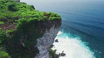 uluwatu litoral com cênico panorama e oceano com ondas dentro bali. zangão Visão video