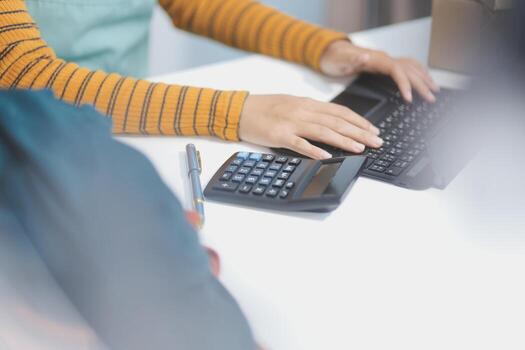 un persona utilizando un calculadora y un teclado foto