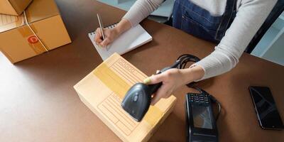 Documenting package details while scanning for shipping photo