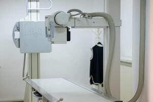 moderno radiografía máquina en un médico examen habitación. foto