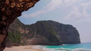 Scenic view of Kelingking Beach with ocean waves and cliffs video