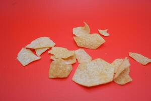 de forma geométrica patata papas fritas y migas aislado en rojo foto