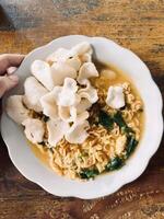 Instant Noodles with Vegetables and Crispy Crackers photo