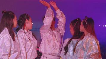 dynamisch tanzen Performance mit bunt Beleuchtung video