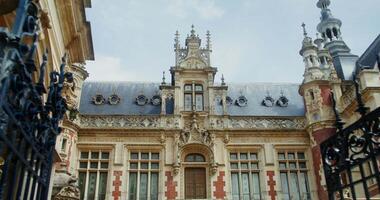 façade de le magnifique bénédictin palais dans F camp. fantaisie flèches et tourelles sur le toit de le palais dans un original style combiner gothique et Renaissance. la Normandie, France. 4k , rouge Komodo video