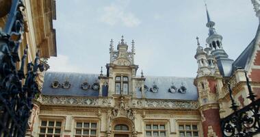 le magnifique bénédictin palais dans F camp mélanges gothique et Renaissance modes, situé dans la Normandie. video