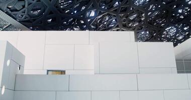 a branco fachada do a abstrato construção com a openwork marquise. minimalista moderno arquitetura video