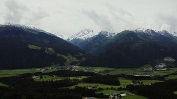 ein Aussicht von ein Senke mit ein Berg Angebot im das Hintergrund video