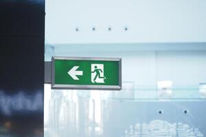 Exit sign directing towards the left in a modern indoor space photo