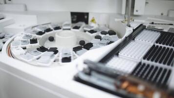 analizador en un moderno laboratorio, exhibiendo precisión y innovación en ciencia. el concepto de trabajando con innovador tecnologías video