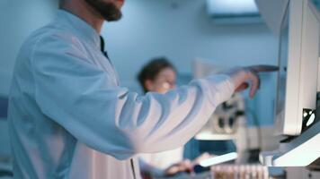 hombre científico y mujer médico utilizar laboratorio equipo para un experimento, trabajando con prueba tubos y muestras concepto científico investigación y experimentos utilizando innovador tecnología en el laboratorio video