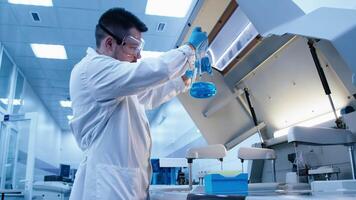 cientista trabalho com alta tecnologia equipamento dentro uma moderno laboratório, analisando biológico material e conduzindo experimentos. conceito pesquisa do biológico amostras video