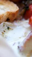 cozido queijo Camembert, fresco e quente Fora do a forno ser mergulhado com pão dentro lento movimento. video