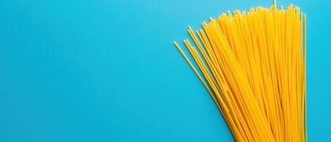 Vibrant spaghetti showcase clean background food photography minimalist style close-up view culinary delight photo