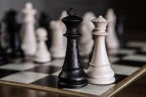 the king and the queen on chess table photo