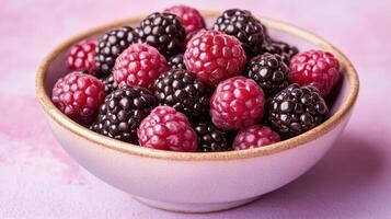 A Bowl of Fresh Blackberries on a Soft Lavender Background Perfect for Showcasing Summer Fruits and Enhancing Culinary Arts photo