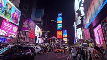 Nouveau York. nous. 03.02.2025 fois carré à nuit avec éblouissant panneaux d'affichage, lourd circulation, et foules de personnes, une vibrant afficher de néon lumières et numérique annonces capturer le énergie de nyc video