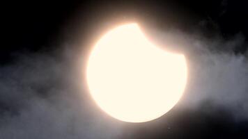 increíble tiempo real crudo imágenes de natural fenómeno solar eclipse a través de nubes y viento. real filmado en telescopio con 8k cámara video