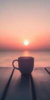 café taza en de madera mesa con puesta de sol en antecedentes foto