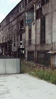 ausziehen, starten, abheben, losfahren von das Drohne beim ein verlassen Fabrik. alt verlassen Fabrik Gebäude. Antenne Sicht. Vertikale video