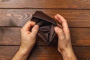 Empty wallet reveals financial struggles during economic downturn photo