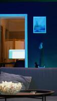 Vertikale Mann eintreten Zimmer, Essen Popcorn während Aufpassen interessant Film auf Streaming Service, genießen Zeit aus. Person Kommen Zuhause zu suchen beim Filme ausgestrahlt auf Fernseher und verbrauchen Snacks, Kamera b video