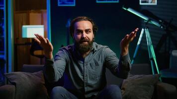 askgrå anhängare förbannelse egen team för få besegrade under leva match utsända, uttrycker ilska. galen man kasta kudde i frustration seende favorit klubb begå blunder, kamera b video