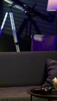 verticale joueur sur canapé dans appartement engageant dans en ligne compétitif multijoueur tournoi en utilisant manette de jeu. homme dans Accueil théâtre en jouant engageant jeu vidéo avec manette, en mangeant Popcorn, caméra une video