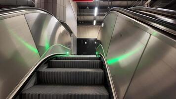 cerca arriba de moderno escalera mecánica en urbano ajuste video
