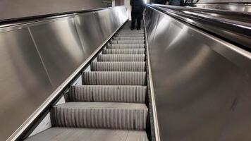 viajeros en escalera mecánica en urbano ajuste video